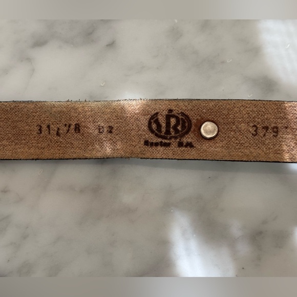 Leather embossed belt with silver buckle and silver etched golfers size 30” - Picture 7 of 7